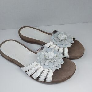 Array Maui Women's Size 8.5 M White Leather Slip on Flower Flat Sandals